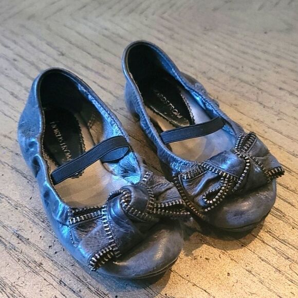 Toddler dress bow shoes size 7.5M🖤🤍 - Picture 1 of 6